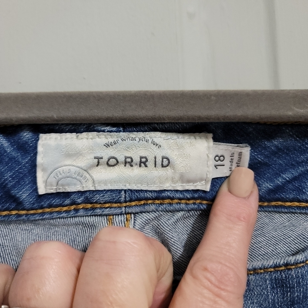 Torrid BOYFRIEND JEANS - Medium WASH FREYED HEM JEANS size 18 - Picture 4 of 6